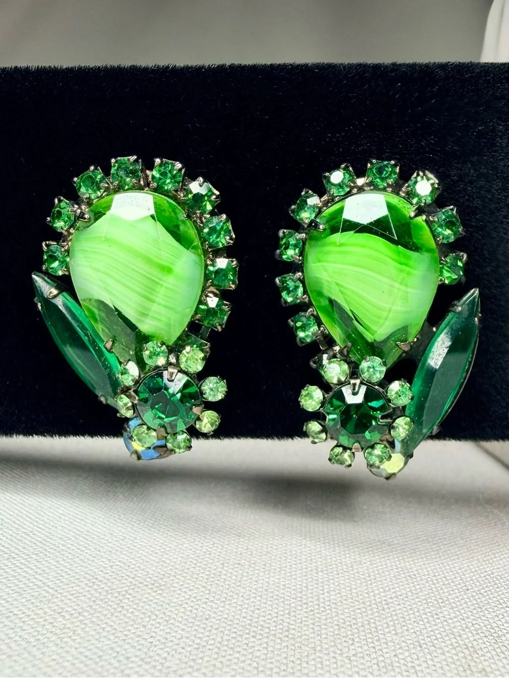 Verified Book Piece Juluana D&E Elegant Emerald Green Givre Clip-on Earrings - Picture 2 of 10